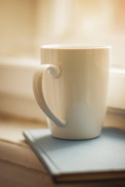 Çay ya da kahve ve bir kitap ile yağmurlu gün