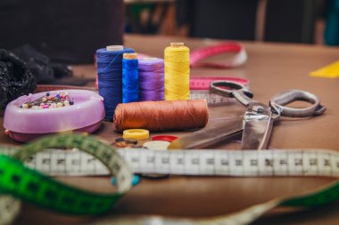 Giyim Aksesuarları, iplik, makas ve ölçüm bandı