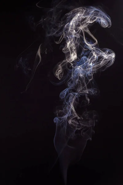 Rika virvlar av rök, svart bakgrund — Stockfoto