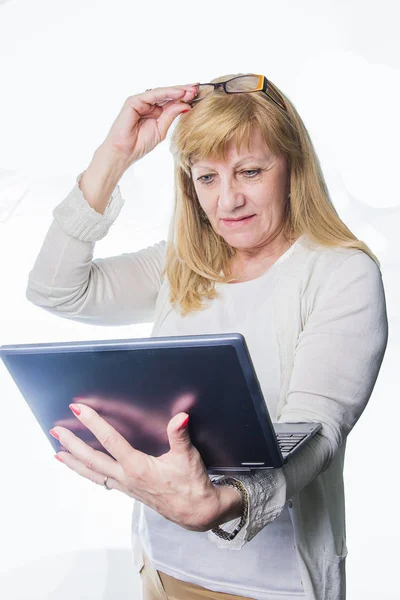 Elderly lady confused with her personal computer — Stock Photo, Image