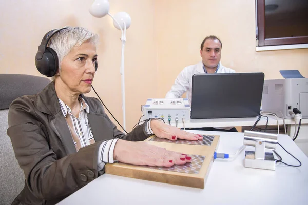 Oudere vrouw met behulp van de alternatieve geneeskunde — Stockfoto