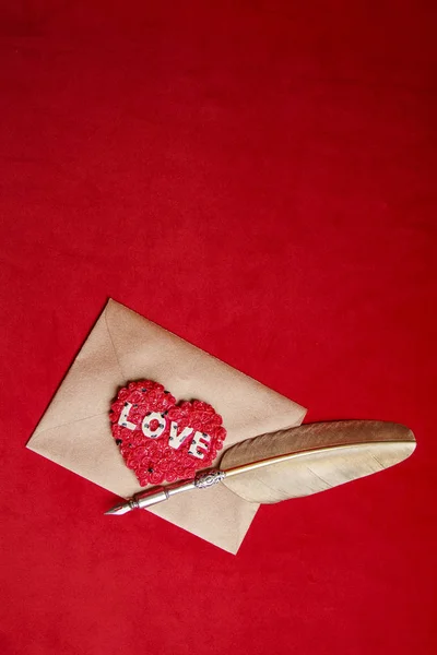Sobre de carta de amor y pluma —  Fotos de Stock