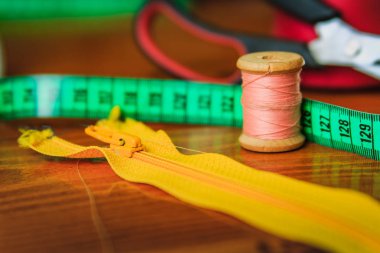 Giyim Aksesuarları, fermuar, iplik, makas ve dokunun ölçme