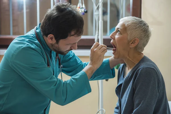 Larenjit veya bademcik sorunum kadın kıdemli doktoru ile kontrol ediyor