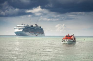 Açık okyanusta gemi cruise