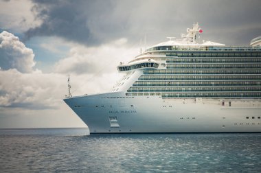 Açık okyanusta gemi cruise