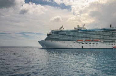 Açık okyanusta gemi cruise