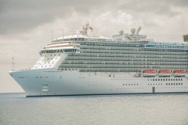 Açık okyanusta gemi cruise