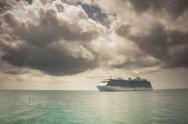 Cruise ship in the open ocean — Stock Photo, Image