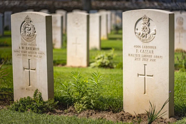 Grabsteine auf dem Soldatenfriedhof in Thessaloniki, Griechenland — Stockfoto