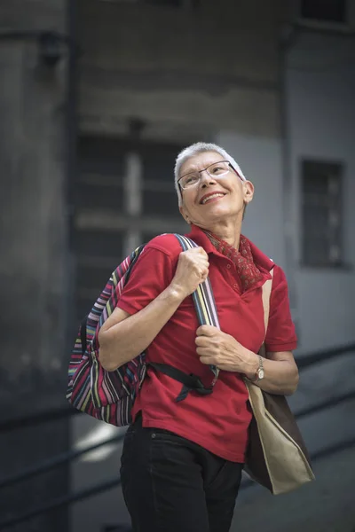 Старшая женщина, путешественница, уезжает в путешествие — стоковое фото