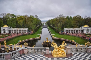 Büyük gölet bakan Peterhof Sarayı balkon
