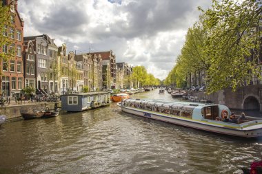 Amsterdam, Hollanda, başkenti güneşli bir günde