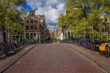 Amsterdam sokaklarında yürürken insanlar