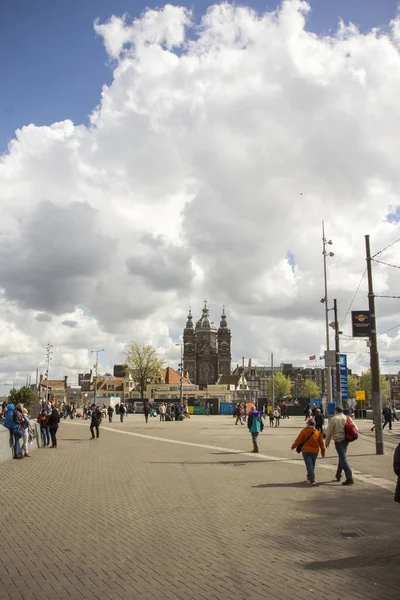 Люди, гуляющие по улицам Амстердама — стоковое фото