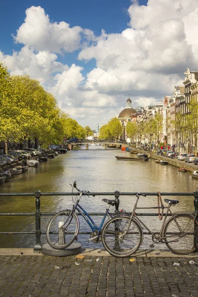 Amsterdam, Hollanda, başkenti güneşli bir günde