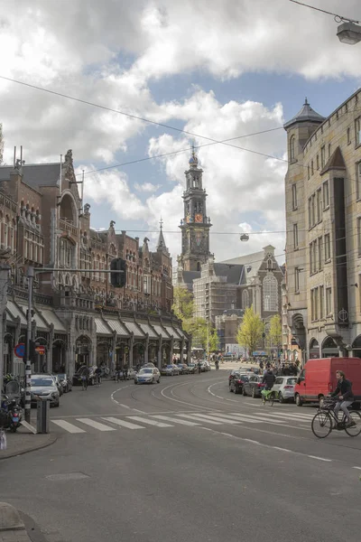在阿姆斯特丹街头漫步的人们 — 图库照片