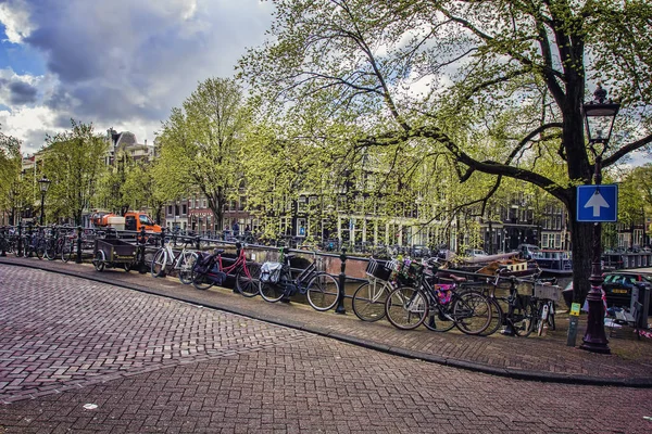 Люди, гуляющие по улицам Амстердама — стоковое фото