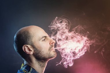 Bulut duman exhaling genç kel adam