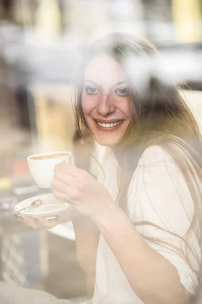 Jovem feliz em um café — Fotografia de Stock