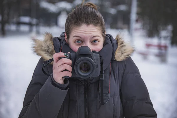 Boldog fotós elfog téli képek — Stock Fotó
