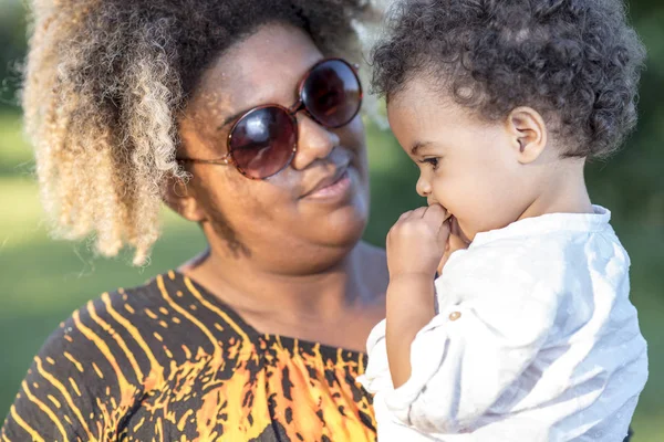 Mor och hennes baby dotter i en park — Stockfoto