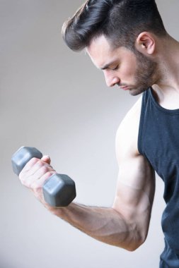 Genç yakışıklı bir dumbbell ile eğitim adam