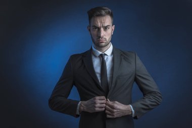 şık genç iş adamı