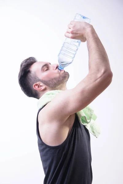 Junger Mann macht eine Trainingspause — Stockfoto