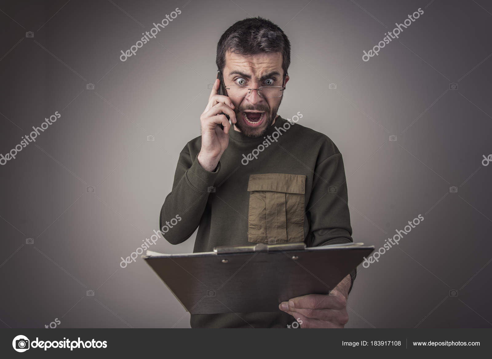 Schlechte oder falsche Rechnung, junger Mann brüllt sein ...