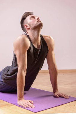 Bir oda içinde bir kobra poz yapan fitness erkek