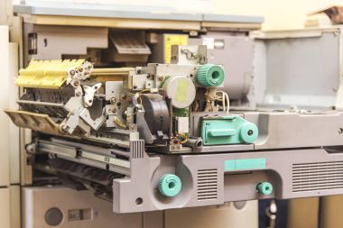 İçinde bir baskı makinesi