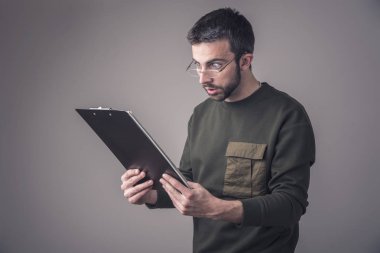 Genç adam onun finans raporları ile şok