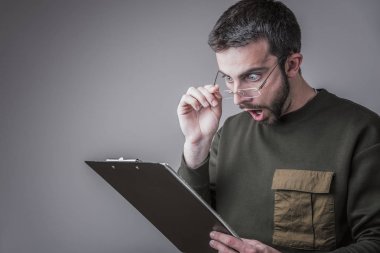 Genç adam onun finans raporları ile şok