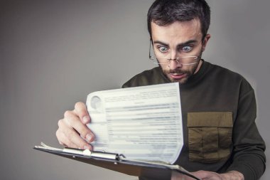 Genç adam onun finans raporları ile şok