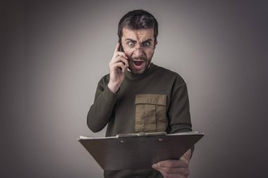 Kötü ya da yanlış fatura, genç adam onun telefon bağırıyor