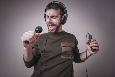 Karaoke şarkı, onun favori müzik keyfi