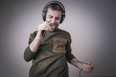 Karaoke şarkı, onun favori müzik keyfi