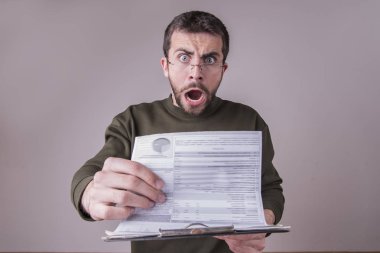 Genç adam onun finans raporları ile şok