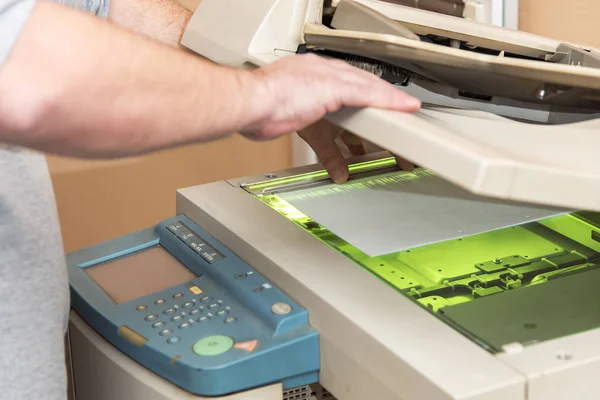 Copiar y escanear documentos en una máquina — Foto de Stock