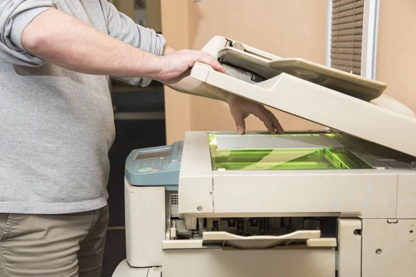 Copiar y escanear documentos en una máquina — Foto de Stock