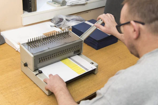 Χρησιμοποιώντας ένα χαρτί δεσμευτική μηχανή — Φωτογραφία Αρχείου
