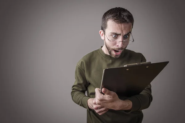 Joven sorprendido con sus informes financieros — Foto de Stock