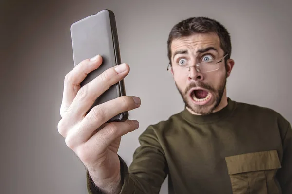 Hombre furioso gritando a su teléfono — Foto de Stock