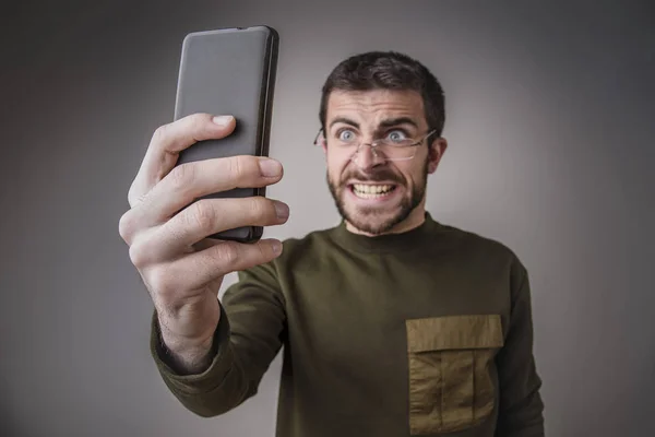 Hombre furioso gritando a su teléfono — Foto de Stock