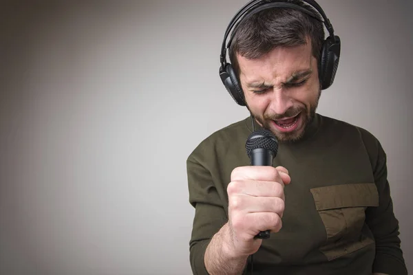 Karaoke cantando, disfrutando de su música favorita — Foto de Stock