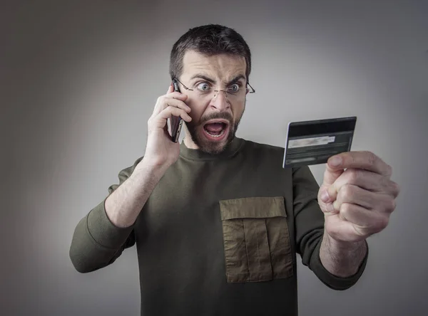 Problèmes avec le solde de la carte de crédit, jeune homme furieux — Photo
