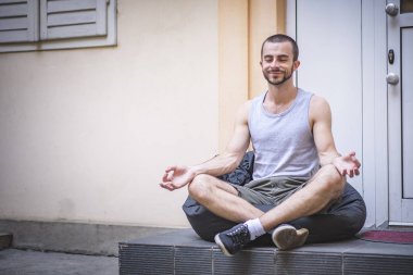 Tembel bir çanta üzerinde rahat meditasyon