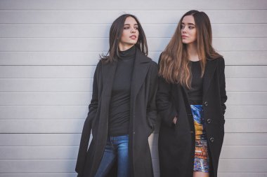 Kentsel kızlar sokakta yürürken