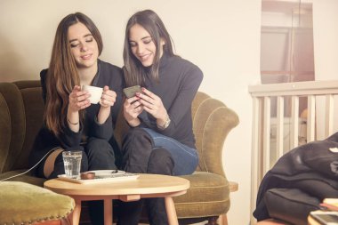 Bir kafede güzel kızlar